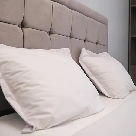 Sleek & Stylish 2-bedroom * 플로브디프