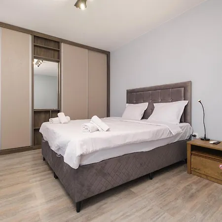 Sleek & Stylish 2-bedroom 아파트